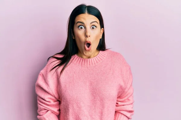 Beautiful Brunette Woman Wearing Casual Winter Sweater Scared Amazed Open — Stock Photo, Image