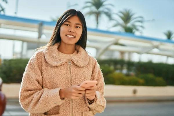 Jovem Mulher Asiática Sorrindo Feliz Usando Smartphone Cidade — Fotografia de Stock