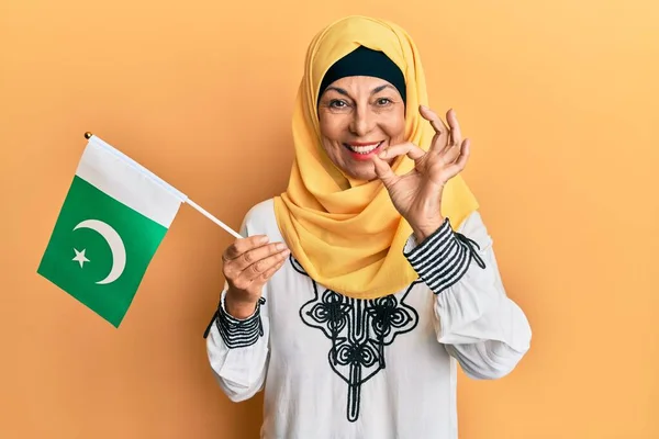 Middle Age Hispanic Woman Wearing Hijab Holding Pakistan Flag Doing — Stock Photo, Image