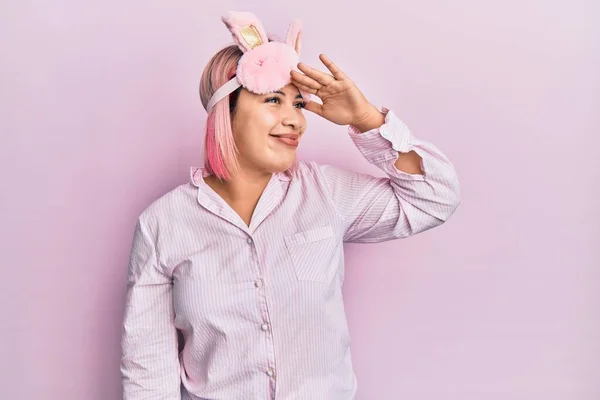 Donna Ispanica Con Capelli Rosa Con Maschera Del Sonno Pigiama — Foto Stock