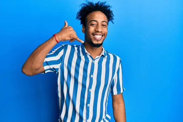 Jovem Afro Americano Com Barba Vestindo Camisa Listrada Casual Sorrindo — Fotografia de Stock