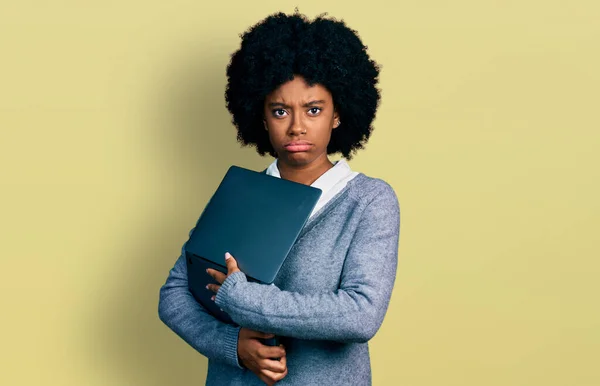 Młoda Afroamerykanka Pracująca Komputerowym Laptopem Sceptyczna Nerwowa Marszczy Brwi Powodu — Zdjęcie stockowe