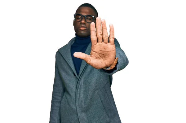 Mladý Afroameričan Obleku Brýlích Přestane Zpívat Dlaní Ruky Varovný Výraz — Stock fotografie