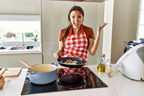 Mutfakta Önlük Giymiş Güzel Esmer Bir Kadın Zaferi Mutlu Bir — Stok fotoğraf