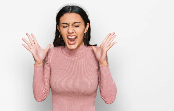 Menina Hispânica Jovem Vestindo Roupas Casuais Celebrando Louco Louco Para — Fotografia de Stock