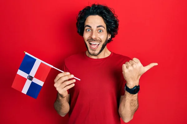 Snygg Latinamerikansk Man Med Herravälde Republikansk Flagga Pekande Tumme Upp — Stockfoto