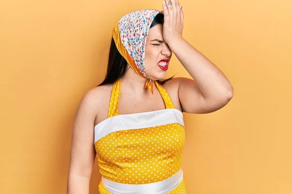 Νεαρή Ισπανίδα Γυναίκα Φορώντας Pin Στυλ Έκπληκτος Χέρι Στο Κεφάλι — Φωτογραφία Αρχείου