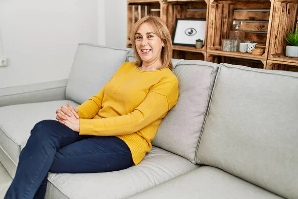 Mujer Rubia Mediana Edad Sonriendo Feliz Relajado Sentado Sofá Casa — Foto de Stock