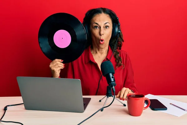 Schöne Frau Mittleren Alters Die Radiostudio Arbeitet Und Schallplatte Der — Stockfoto