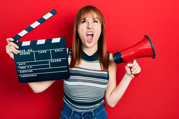 Ruiva Jovem Segurando Vídeo Filme Clapboard Megafone Irritado Louco Gritando — Fotografia de Stock