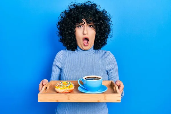 Ortadoğulu Genç Bir Kadın Elinde Donut Bir Fincan Kahveyle Şaşkınlık — Stok fotoğraf