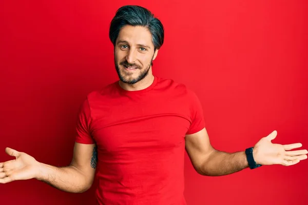 Jovem Hispânico Vestindo Casual Camiseta Vermelha Sorrindo Mostrando Ambas Mãos — Fotografia de Stock