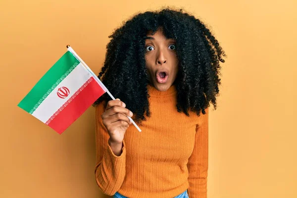 African American Woman Afro Hair Holding Kurdistan Flag Scared Amazed — Stock Photo, Image