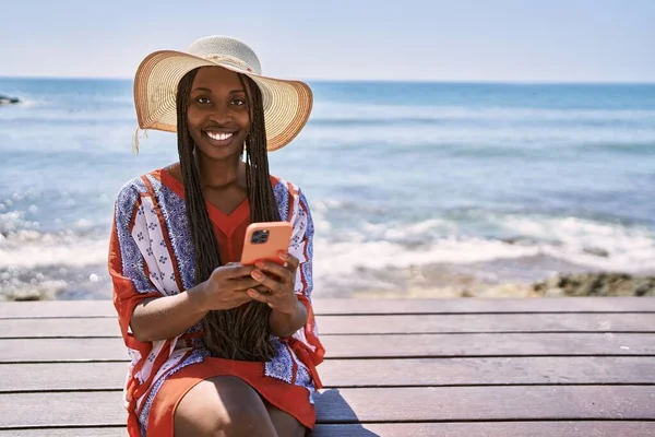 Mladý Africký Americký Turista Žena Pomocí Smartphone Sedí Lavičce Pláži — Stock fotografie