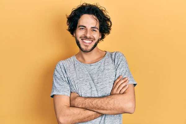Schöner Hispanischer Mann Lässigem Grauen Shirt Mit Glücklichem Gesicht Und — Stockfoto