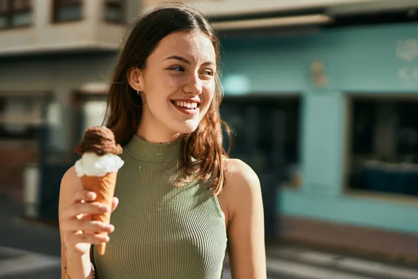 Joven Chica Caucásica Sonriendo Feliz Comiendo Helado Ciudad —  Fotos de Stock