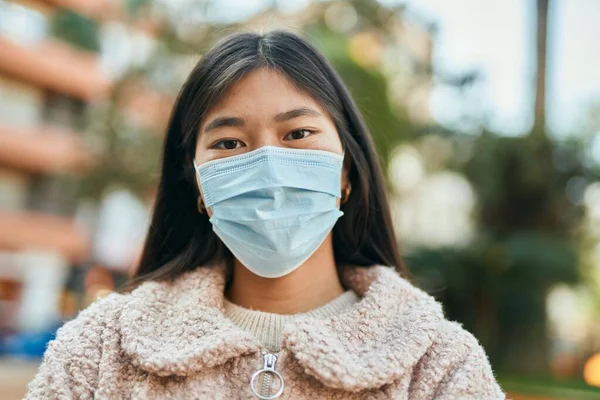 Νεαρή Ασιάτισσα Που Φοράει Ιατρική Μάσκα Και Στέκεται Στην Πόλη — Φωτογραφία Αρχείου