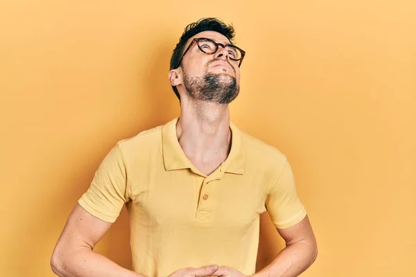 Hombre Hispano Joven Que Usa Ropa Casual Gafas Con Mano —  Fotos de Stock