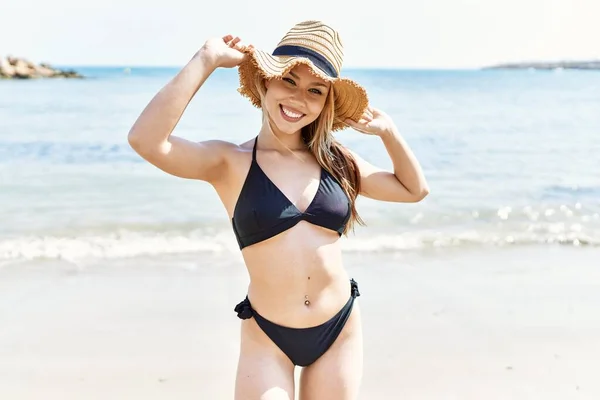 Jovem Cuacasian Menina Sorrindo Feliz Vestindo Biquíni Praia — Fotografia de Stock