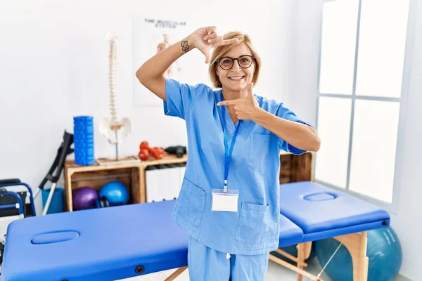 Mujer Rubia Mediana Edad Que Trabaja Clínica Recuperación Del Dolor —  Fotos de Stock