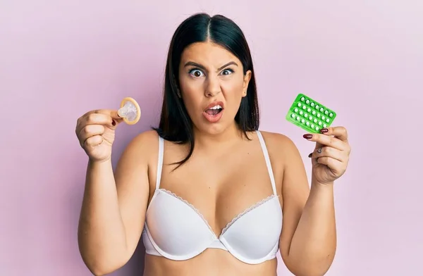 Güzel Esmer Kadın Elinde Prezervatif Doğum Kontrol Hapları Tutuyordu Hiçbir — Stok fotoğraf