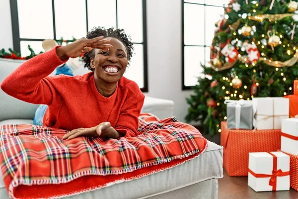 Jovem Mulher Afro Americana Deitada Sofá Pela Árvore Natal Gesticulando — Fotografia de Stock