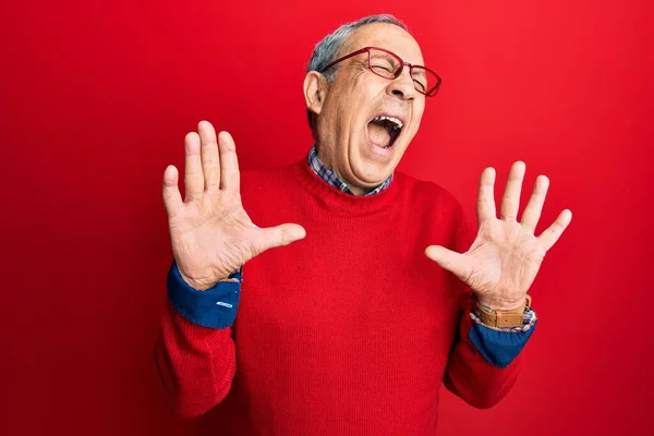 Bonito Homem Sênior Com Cabelos Grisalhos Vestindo Roupas Casuais Óculos — Fotografia de Stock