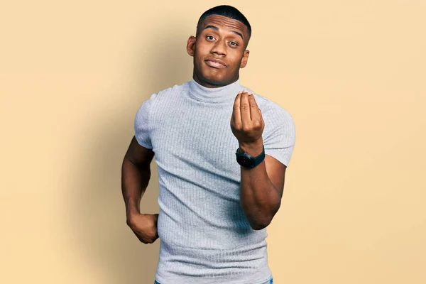 Junger Schwarzer Mann Lässigem Shirt Macht Italienische Geste Mit Selbstbewusstem — Stockfoto