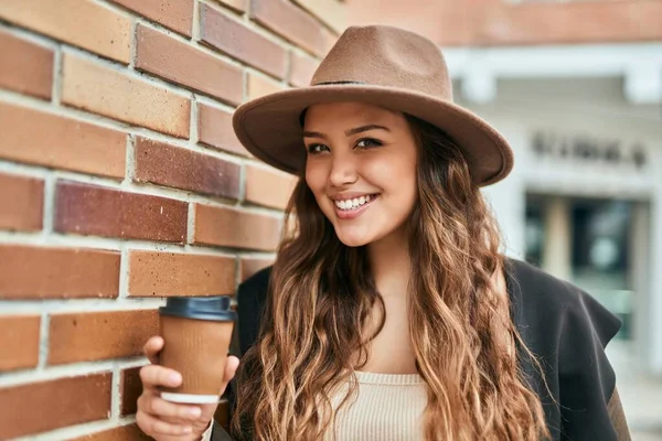 Ung Latinamerikansk Turist Kvinna Ler Glad Dricka Kaffe Staden — Stockfoto