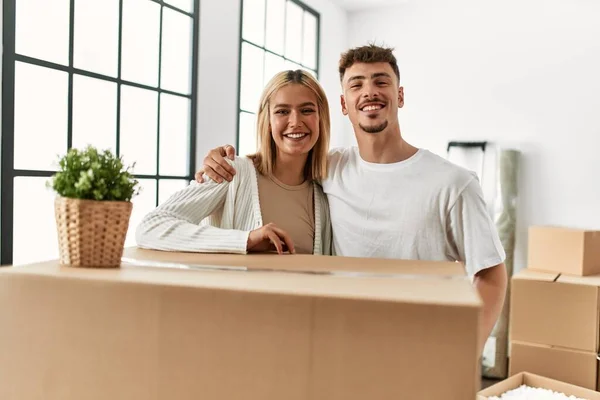 Joven Pareja Caucásica Sonriendo Feliz Abrazándose Apoyado Caja Cartón Nuevo — Foto de Stock