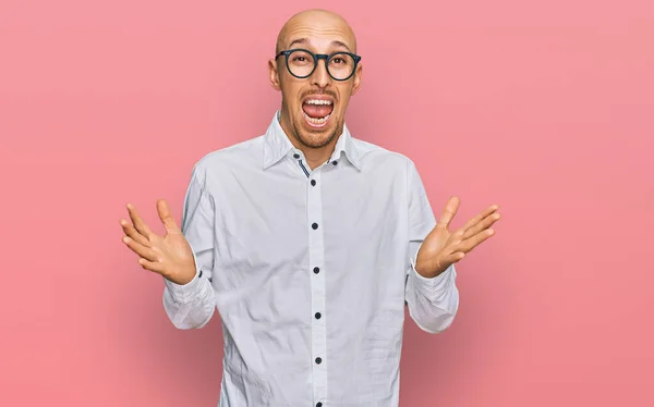 Hombre Calvo Con Barba Vistiendo Camisa Negocios Gafas Loco Loco — Foto de Stock