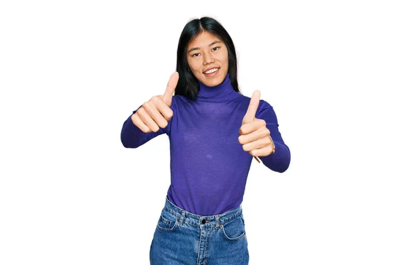 Piękna Młoda Azjatka Ubrana Luźne Ubrania Aprobująca Pozytywny Gest Ręką — Zdjęcie stockowe