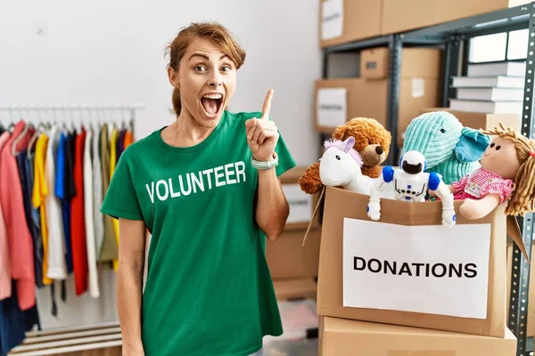 Mulher Branca Bonita Vestindo Shirt Voluntária Doações Ficar Apontando Dedo — Fotografia de Stock