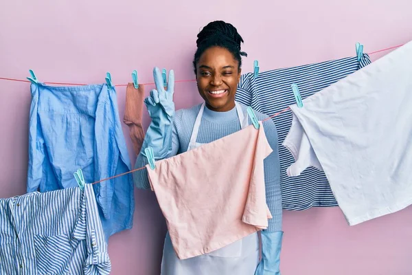 Afroamerykanka Plecionymi Włosami Myjąca Ubrania Linii Ubrań Uśmiechająca Się Szczęśliwą — Zdjęcie stockowe