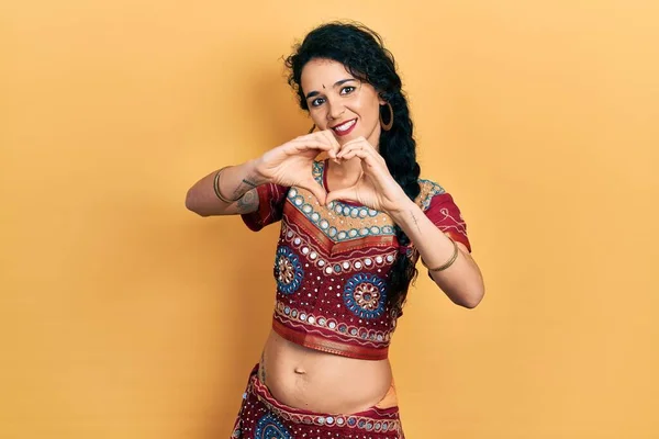 Fiatal Visel Bindi Bollywood Ruházat Mosolygó Szerelmes Csinál Szív Szimbólum — Stock Fotó