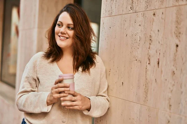 Genç Rlandalı Artı Cüsseli Kız Gülümseyerek Şehirde Kahve Içiyor — Stok fotoğraf