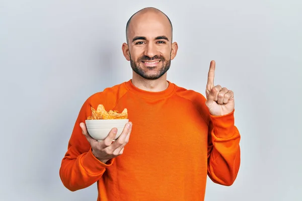 Jonge Kale Man Met Nachos Chips Glimlachend Met Een Idee — Stockfoto