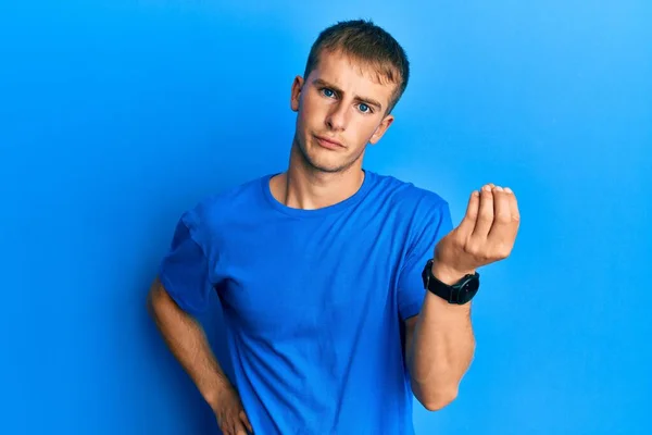 Jovem Caucasiano Vestindo Camisa Azul Casual Fazendo Gesto Italiano Com — Fotografia de Stock