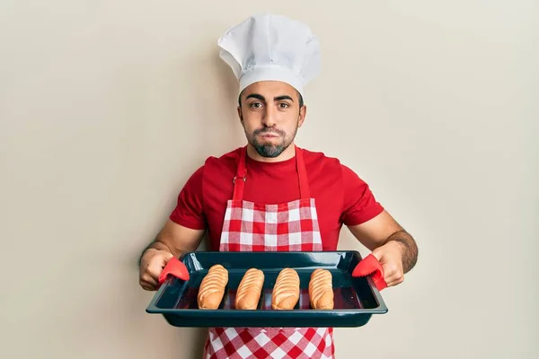 Giovane Uomo Ispanico Con Indosso Uniforme Del Fornaio Che Tiene — Foto Stock