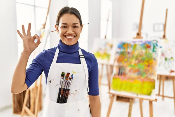 Jovem Morena Estúdio Arte Sorrindo Positivo Fazendo Assinar Com Mão — Fotografia de Stock