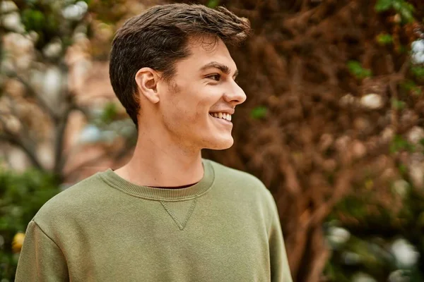 Jovem Hispânico Sorrindo Feliz Cidade — Fotografia de Stock