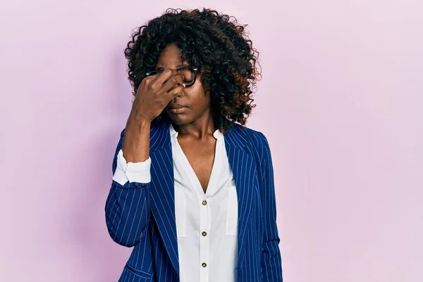 Ung Afrikansk Amerikansk Kvinde Iført Business Tøj Briller Træt Gnide - Stock-foto