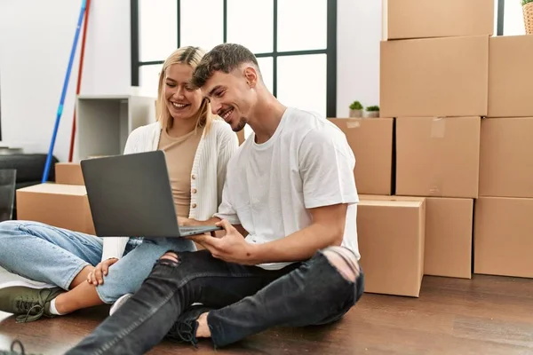 Joven Caucásico Pareja Sonriendo Feliz Usando Portátil Sentado Nuevo Hogar — Foto de Stock