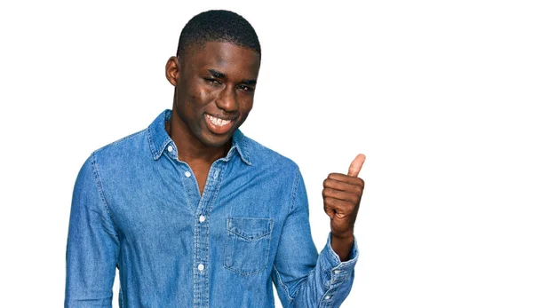 Молодой Африканский Американец Повседневной Одежде Улыбается Счастливым Лицом Глядя Указывая — стоковое фото