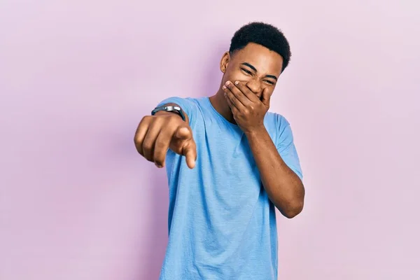 Junger Afrikanisch Amerikanischer Mann Lässigem Blauem Shirt Der Dich Anlacht — Stockfoto