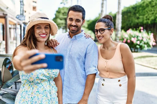 Drie Spaanse Vrienden Glimlachend Gelukkig Maken Selfie Door Smartphone Stad — Stockfoto
