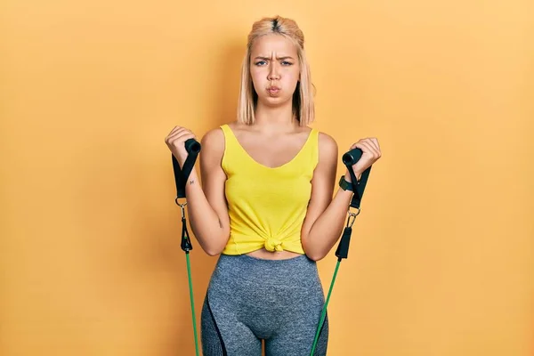 Vacker Blond Kvinna Träning Armmotstånd Med Elastiska Armband Puffande Kinder — Stockfoto