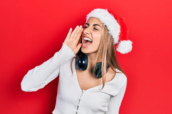 Mulher Hispânica Bonita Vestindo Chapéu Natal Fones Ouvido Gritando Gritando — Fotografia de Stock