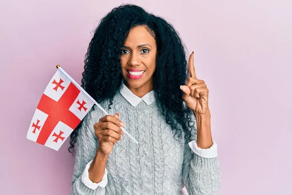 Middelbare Afro Amerikaanse Vrouw Met Georgie Vlag Glimlachend Met Een — Stockfoto