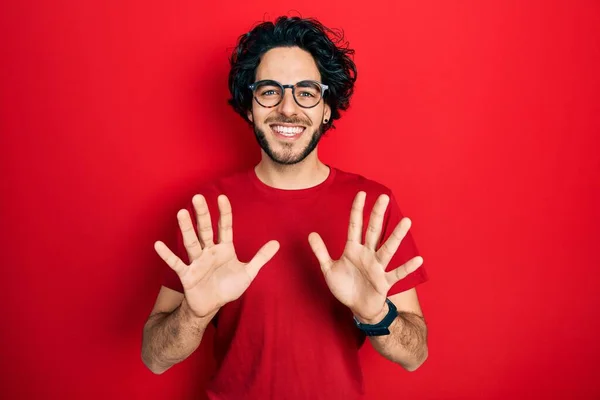 Schöner Hispanischer Mann Mit Lässigem Shirt Und Brille Der Mit — Stockfoto